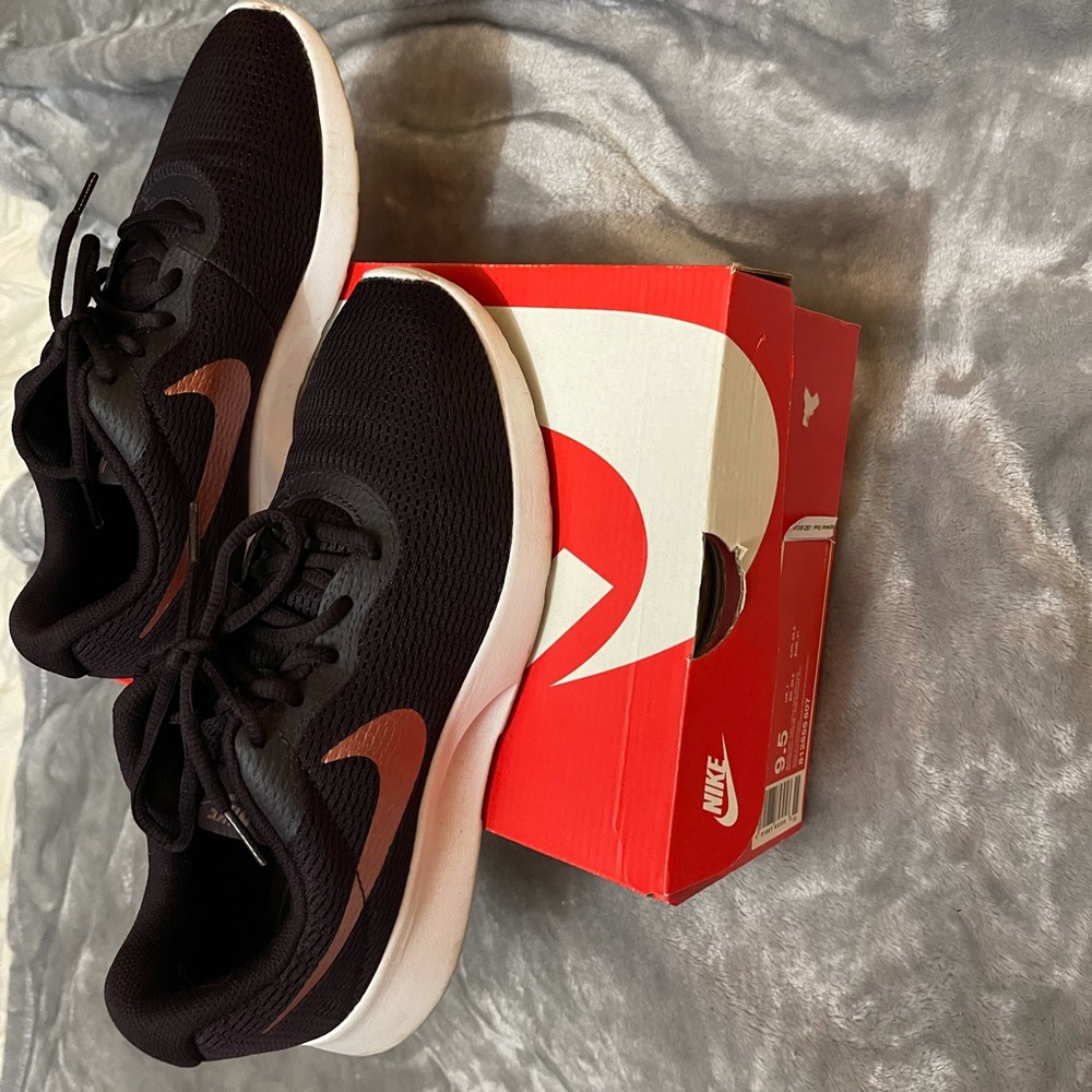 Women’s Nike shoes. 9.5